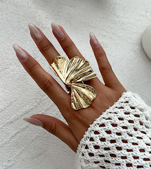 Кольцо "Парящие лепестки" (золотистый)